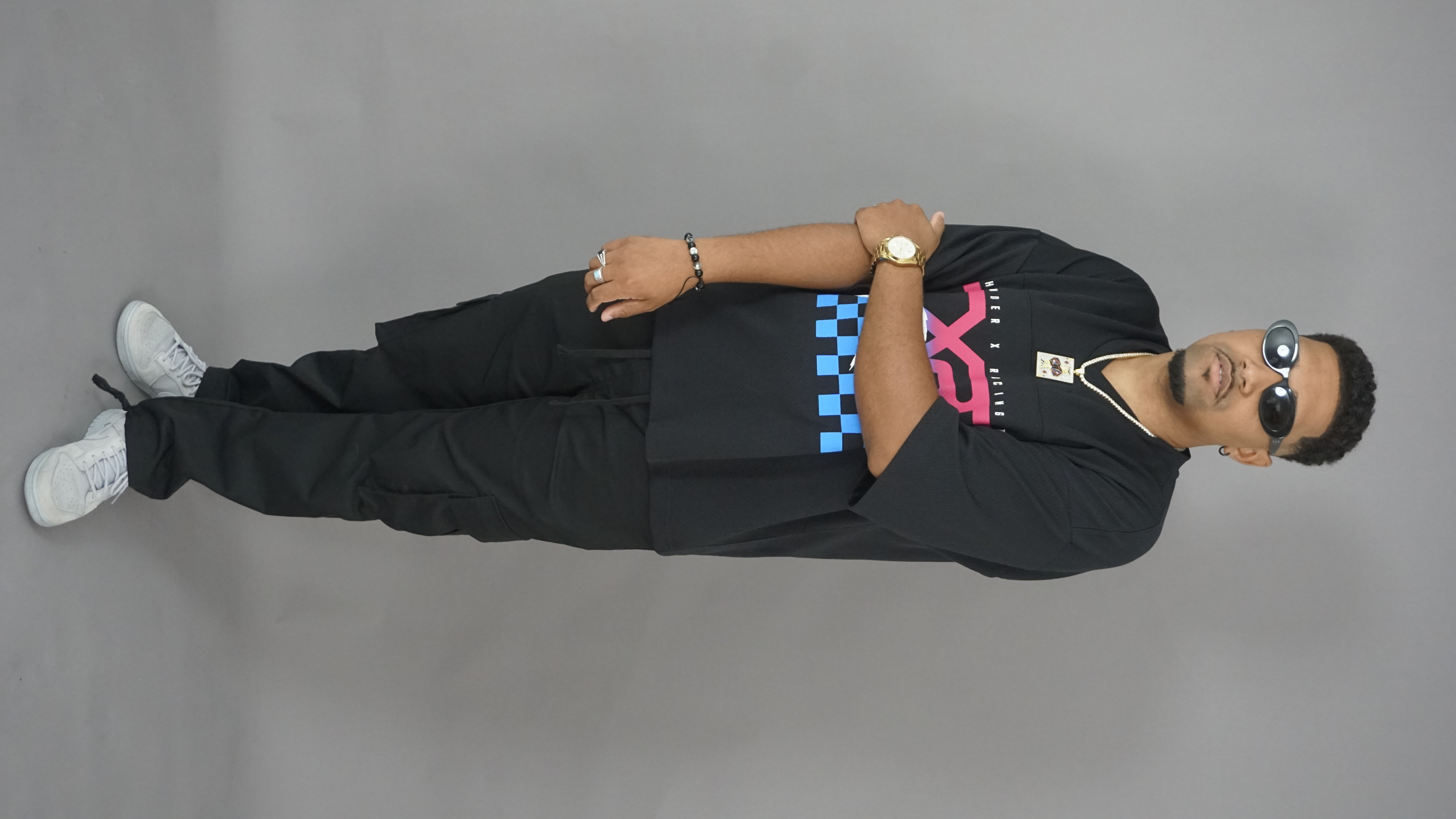 Ridibeatz producer portrait creating Dembow and hip-hop beats in the studio.